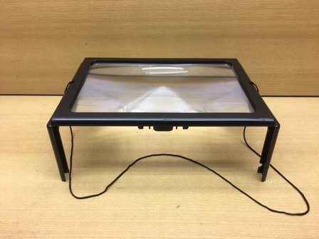 Leesloep (vergrootglas) met 4 led&#039;s 20x30 cm.